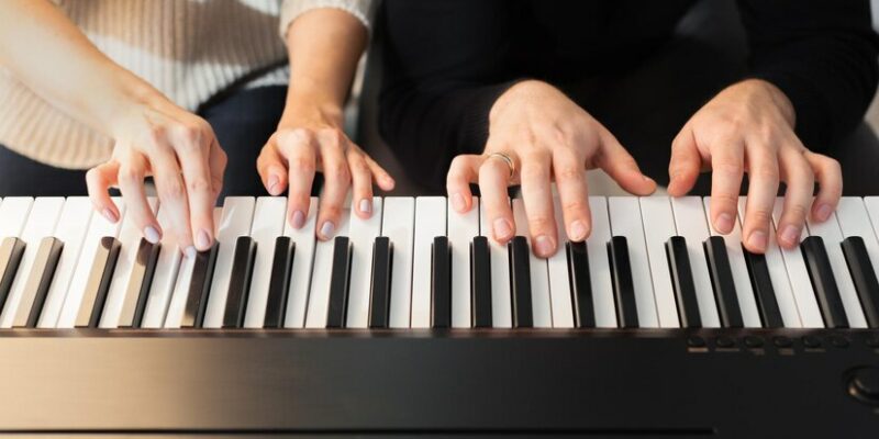 Tocar Canciones Famosas Con El Piano